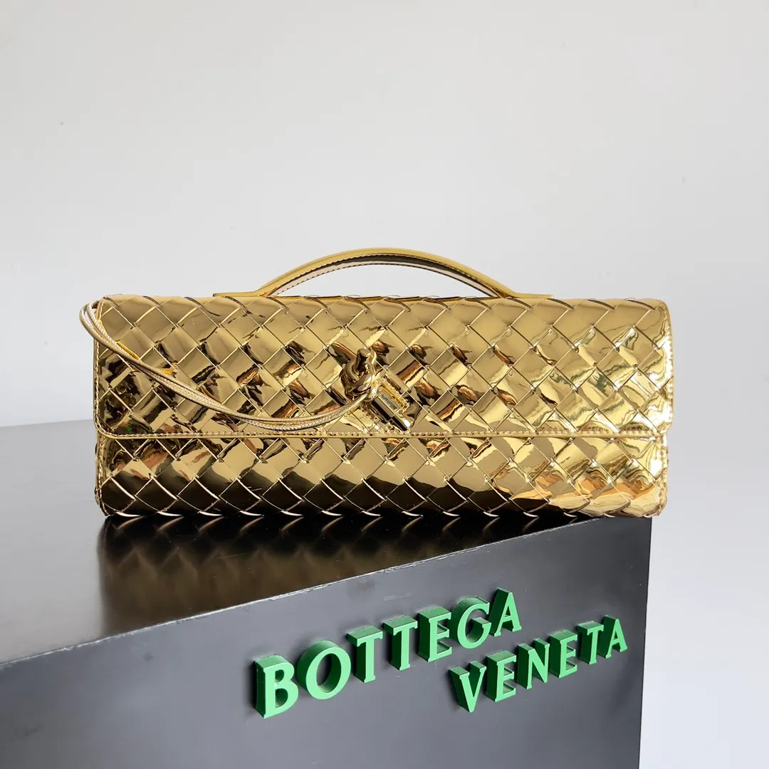 The batch of 1360 BV Andiamo evening handbags has been heavily planted again~ The designer aesthetics in the era of economic downturn are back. I fall in love with it at first sight and can't put it down. It's so beautiful and full of aura. The shape and texture are very competitive. It's light in weight and has sufficient capacity. It's a must-have for fashionistas. It's suitable for many occasions, minimalist, high-end and light luxury. Model No.: 741511 Size: 31*13*3cm